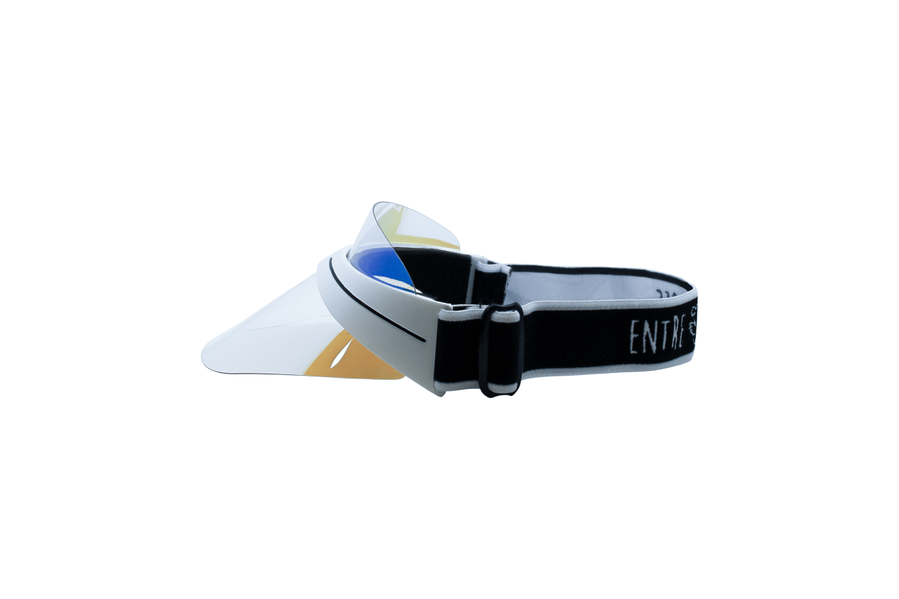 Foto lateral de visera azul espejo y blanco de la marca entrenubes para mujer y hombre